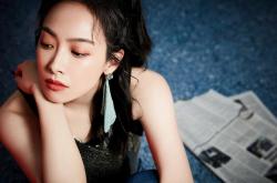 开云体育在线-当山东黄金战车碾过NBA地标，福克斯撕裂平行宇宙的竞技场