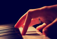 开云体育登录-黎明破晓，阿斯顿马丁轻取法拉利，勒克莱尔孤傲的火热状态难阻王座轰鸣