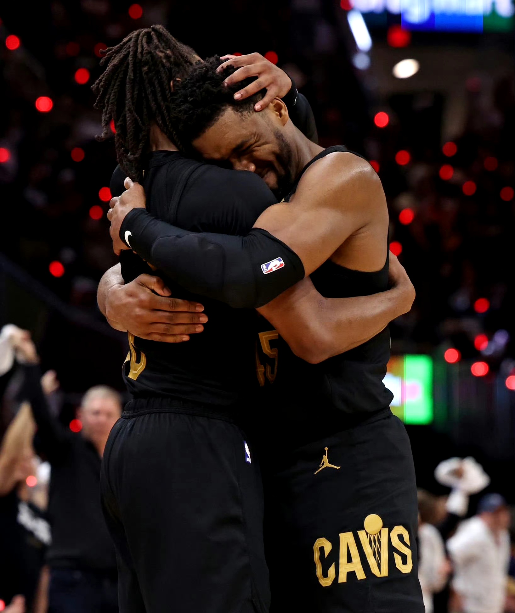 骑士完胜独行侠,莫兰特带队取胜 骑士完胜独行侠,莫兰特带队取胜