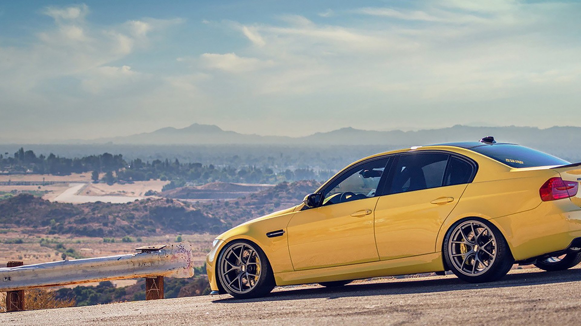 沙漠之狐与非洲雄鹰,一场撕裂地缘想象的绿茵鏖战