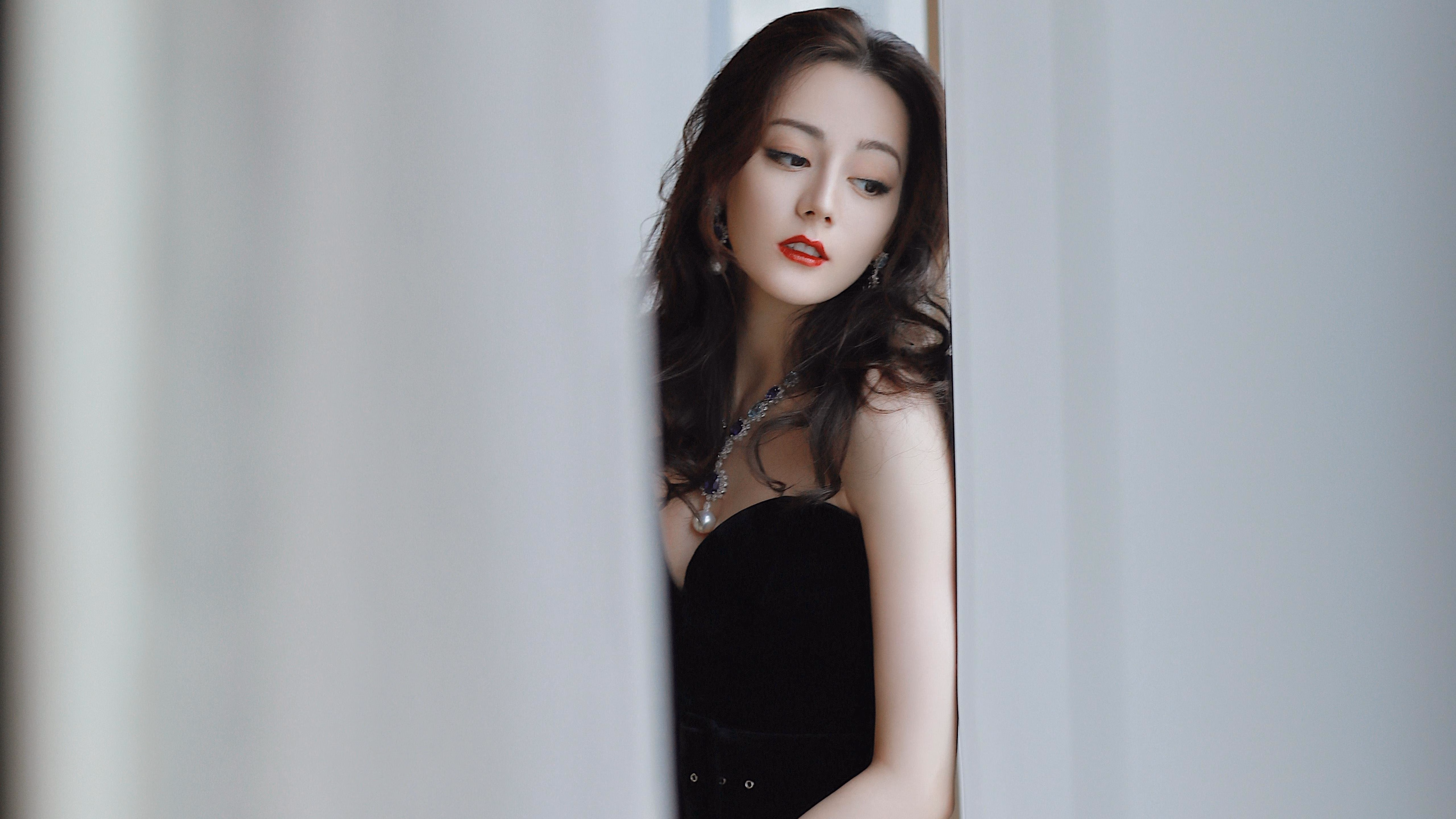 窒息式防守封杀黄蜂,克莱沉稳操盘引领三线快攻,广东队取得多维度胜利